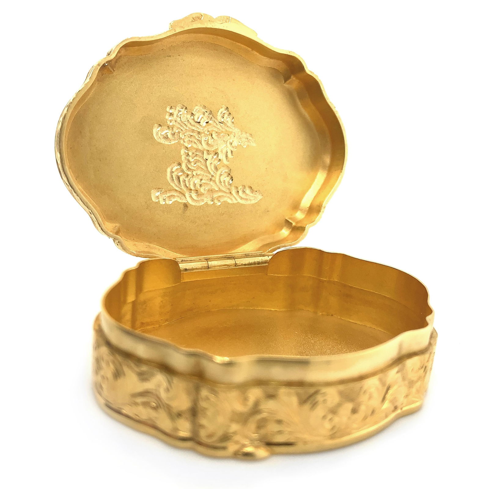 Antique Hand-Engraved Gold Pill Box: Antique Hand-Engraved Gold Pill Box Metal: Gold, 18k Gold, Yellow Gold Weight: 28.1 g Dimensions: Width: 1.25 in (31.75 mm) Depth: 0.5 in (12.7 mm) Length: 1.75 in (44.45 mm) Place of Origin: Unknown