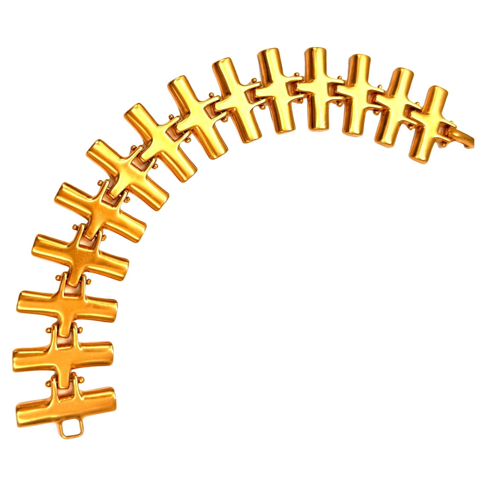 Robert Lee Morris Gold Squadron Link Bracelet 1991: Robert Lee Morris Gold Squadron Link Bracelet 1991 Metal: Gold Plate, Brass Weight: 0.7 oz Dimensions: Height: 1 in (25.4 mm) Width: 1 in (25.4 mm) Depth: 0.15 in (3.81 mm) Diameter: 3 in (76.2 mm) Le