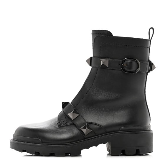 Valentino Garavani Calfskin Tonal Roman: Valentino Garavani Calfskin Tonal Roman Stud 20/40mm Combat Boots 40 Black SKU no: RBJ1360616 Brand: VALENTINO GARAVANI Condition: Excellent Condition Details: Interior: Scuffs, Exterior: Faint scuffs