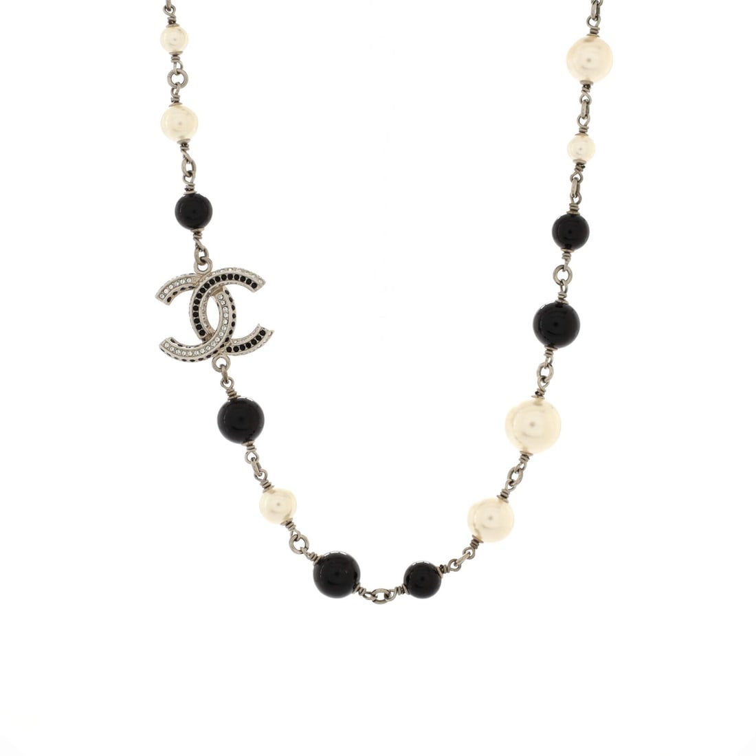 Chanel CC Choker Necklace Metal: Chanel CC Choker Necklace Metal with Faux Pearls and Beads Exterior Color: Black, Neutral, Silver Material: Faux Pearl, Metal SKU no: RBJNL.CH.CCCCE.MXPB Item No: 266618/1 Brand Code: B17 P SIZE A
