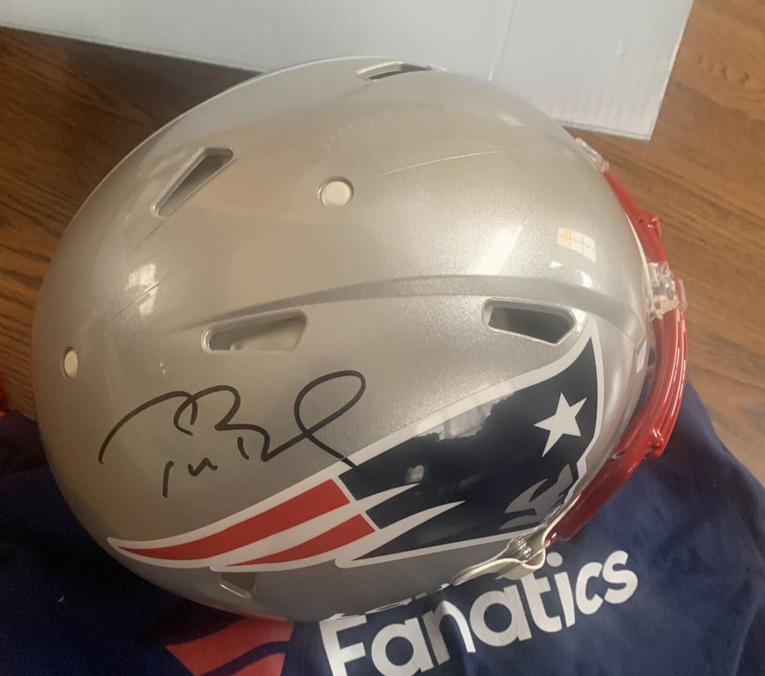 Tom Brady Signed Patriots Speed: Tom Brady Signed Patriots Speed Authentic FS Helmet Mint Autograph Fanatics COA Tom Brady Signed Patriots Speed Authentic FS Helmet Mint Autograph Fanatics COA SKU no: RBJ7260778233944