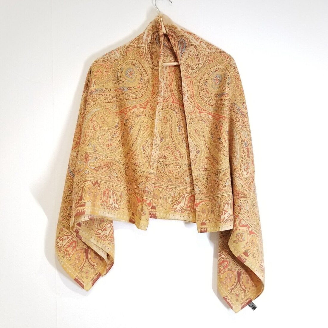 Auth ETRO - Beige Red Multi: Auth ETRO - Beige Red Multi Wool Silk Scarf Condition: Pre-owned Brand: ETRO Style: Scarf Color: Beige, Red, Multi Material: Wool, Silk ConditionRank: 6 Type: Scarf Ship