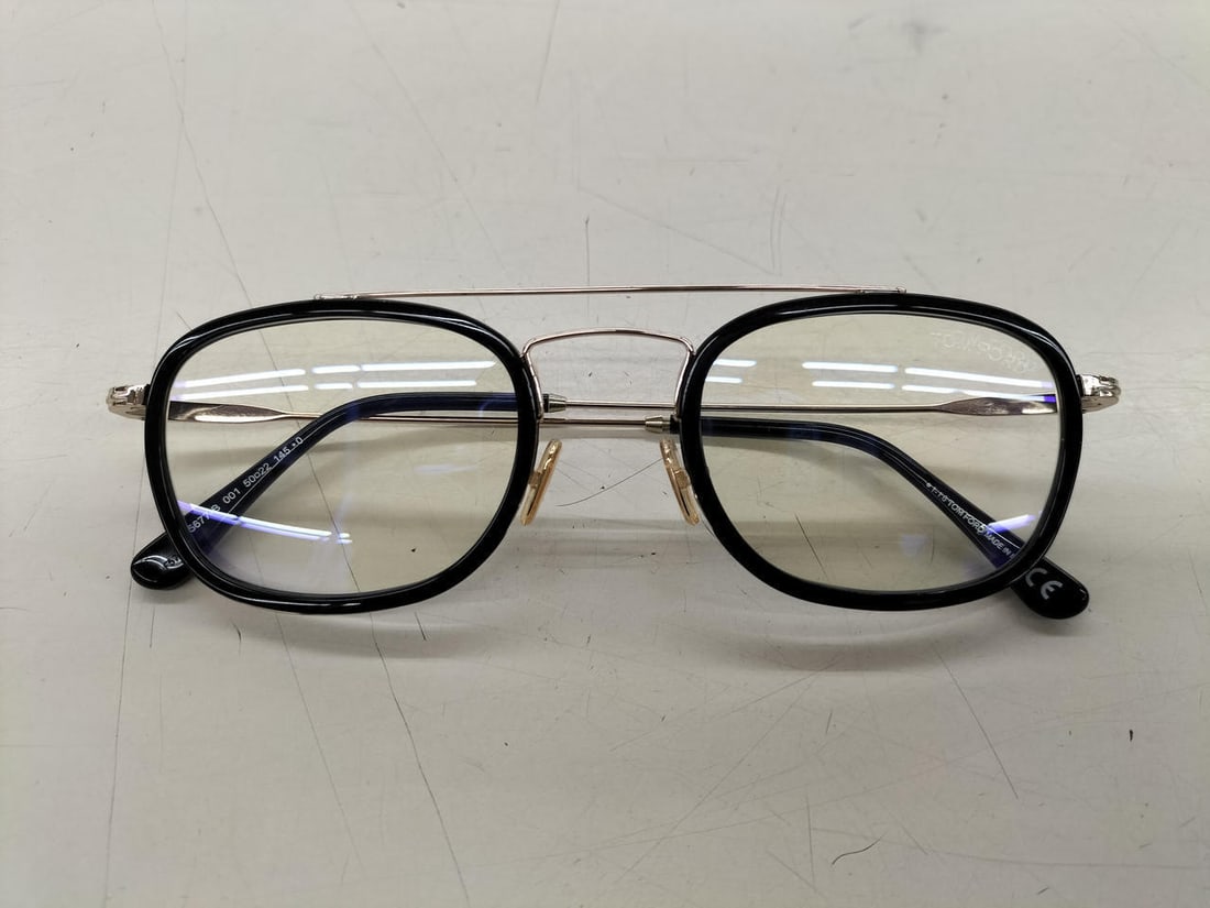 TOM FORD Model number: TF5677-B body: TOM FORD Model number: TF5677-B body Condition: Pre-owned Brand: TOM FORD Country: Japan SN: MOR_0820 UV Protection: NA Lens Material: NA Model: NA Theme: NA Style: Roun