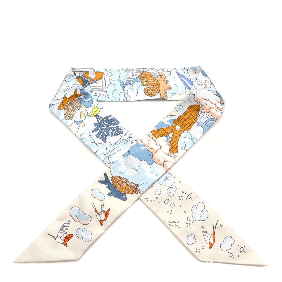 Hermes Silk Sur Mon Nuage Twilly: Hermes Silk Sur Mon Nuage Twilly Creme Bleu Ciel Orange Brand: HERMES Condition: Excellent Condition Details: Exterior: Surface wear, , Box Length: 34 in Height: 2 in SKU no: RBJ1512469 B