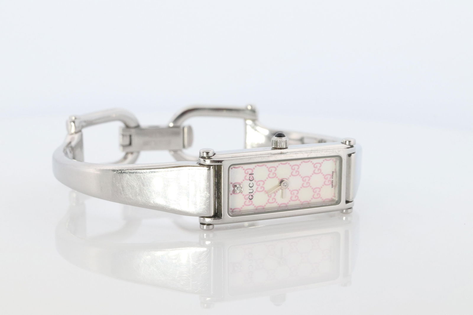 Vintage GUCCI 1500L Quartz Wrist Watch.: Vintage GUCCI 1500L Quartz Wrist Watch. Gucci Silver LOGO Diamond Bangle Watch Brand: Gucci Case Material: Gold Plate, Stainless Steel Case Shape: Round Movement: Quartz Case Dimensions: Diameter: 0.7