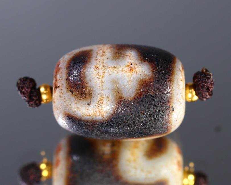 Old Tibetan Agate Bodhi Dzi Bead Tibetan Chung 7.4g 2x1.5cm (1 of 4)