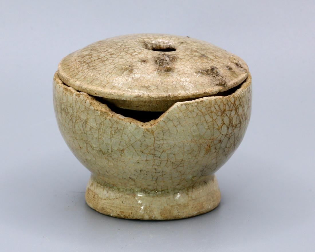 Small Thai Antique Glazed Bowl Late Sukhothai Period - Early Ayutthaya Period: Thousand Planet Auction House Treasure Auction Day, all major kinds of Mineral, you will find in today's auctions. Join us and add our auction into your calendar. Today auction including Artifacts, Mi