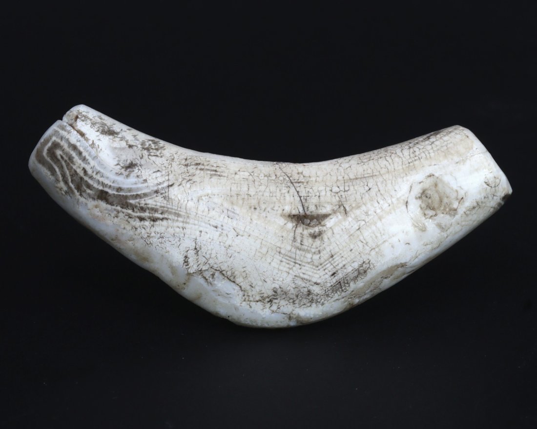 Old Himalayan Original Tibetan Pyu Bow Shape dZi Bead 400BC - 200AC: Old Himalayan Tibetan Pyu Bow Shape dZi Bead Cultures/Periods: 400BC - 200AC Dimension: 41x14x6mm Findspot: Burma Provenance: Private collection of Mr Kumal, India