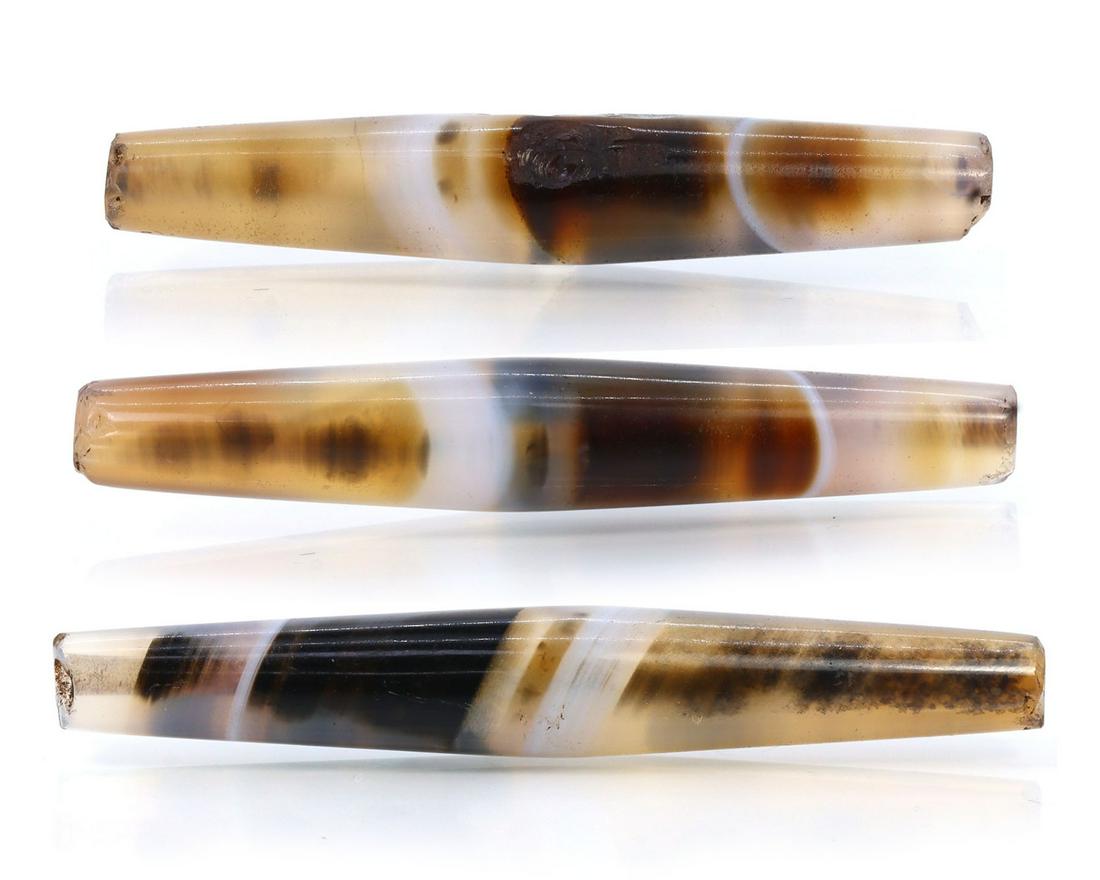 Three Antique Tibetan Pyu Banded Agate Chung dZi Beads Asian Art Carving Antique: Dimension: 56x8mm Thousand Planet Auction House Season 2 Asian Treasure Hunt Auction, auction including Abstract Oil Painting, Sculptures & Carvings, Statues & Statuettes, Bust Carving, Signet Rings,