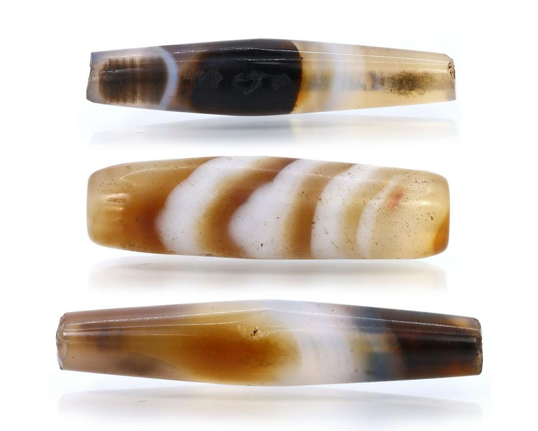 Three Antique Tibetan Pyu Banded Agate Chung dZi Beads Asian Art Carving Antique: Dimension: 43x8mm Thousand Planet Auction House Season 2 Asian Treasure Hunt Auction, auction including Abstract Oil Painting, Sculptures & Carvings, Statues & Statuettes, Bust Carving, Signet Rings,