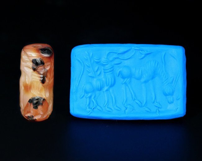 An Ancient Mesopotamian Carnelian Agate Cylinder Stamp Seal Ancient Artifact Art Carving: Dimension: 27x11mm Thousand Planet Auction House Season 2 Asian Treasure Hunt Auction, auction including Abstract Oil Painting, Sculptures & Carvings, Statues & Statuettes, Bust Carving, Signet Rings,