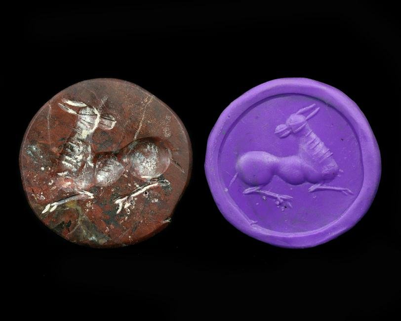 An Ancient Mesopotamian Jasper Cylinder Stamp Seal Ancient Artifact Art Carving: Dimension: 22x22mm Thousand Planet Auction House Season 2 Asian Treasure Hunt Auction, auction including Abstract Oil Painting, Sculptures & Carvings, Statues & Statuettes, Bust Carving, Signet Rings,