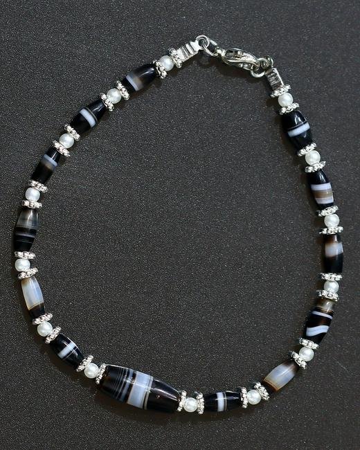 An Antique Western Asiatic Banded Agate Beads Bracelet: Dimension: 8 17/64 inches Thousand Planet Auction House Season 2 Asian Treasure Hunt Auction, auction including Abstract Oil Painting, Sculptures & Carvings, Statues & Statuettes, Bust Carving, Signet