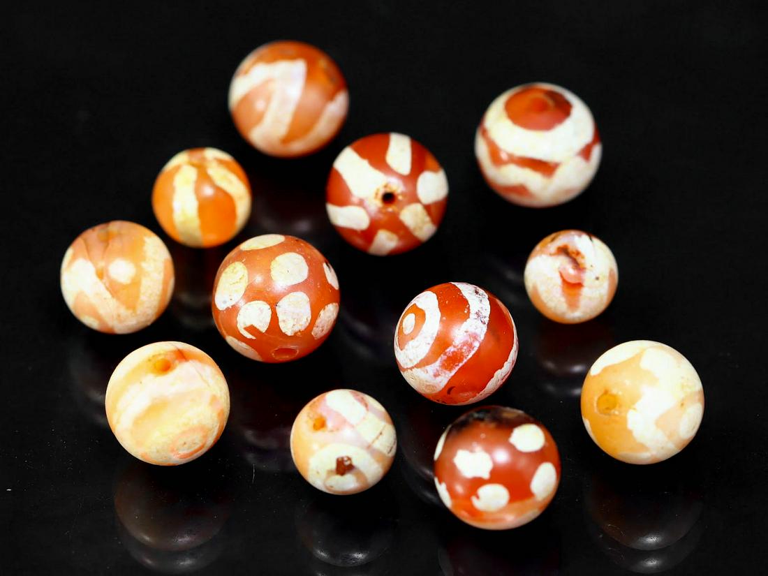 Twelve Western Asiatic Ancient Etched Carnelian dZi Beads Asian Carving Art Antique: Length: 7x7x7mm Thousand Planet Auction House Season 2 Asian Treasure Hunt Auction, auction including Abstract Oil Painting, Sculptures & Carvings, Statues & Statuettes, Bust Carving, Signet Rings, Vi