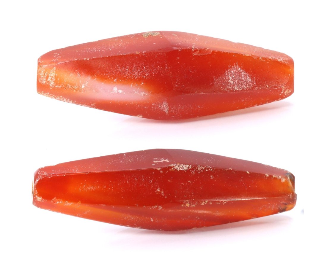 Two Antique Beads from 1800's Idar Oberstein Art of Antique Beads: Dimension: 41.2x11.9mm Thousand Planet Auction House Season 2 Asian Treasure Hunt Auction, auction including Abstract Oil Painting, Sculptures & Carvings, Statues & Statuettes, Bust Carving, Signet Ri