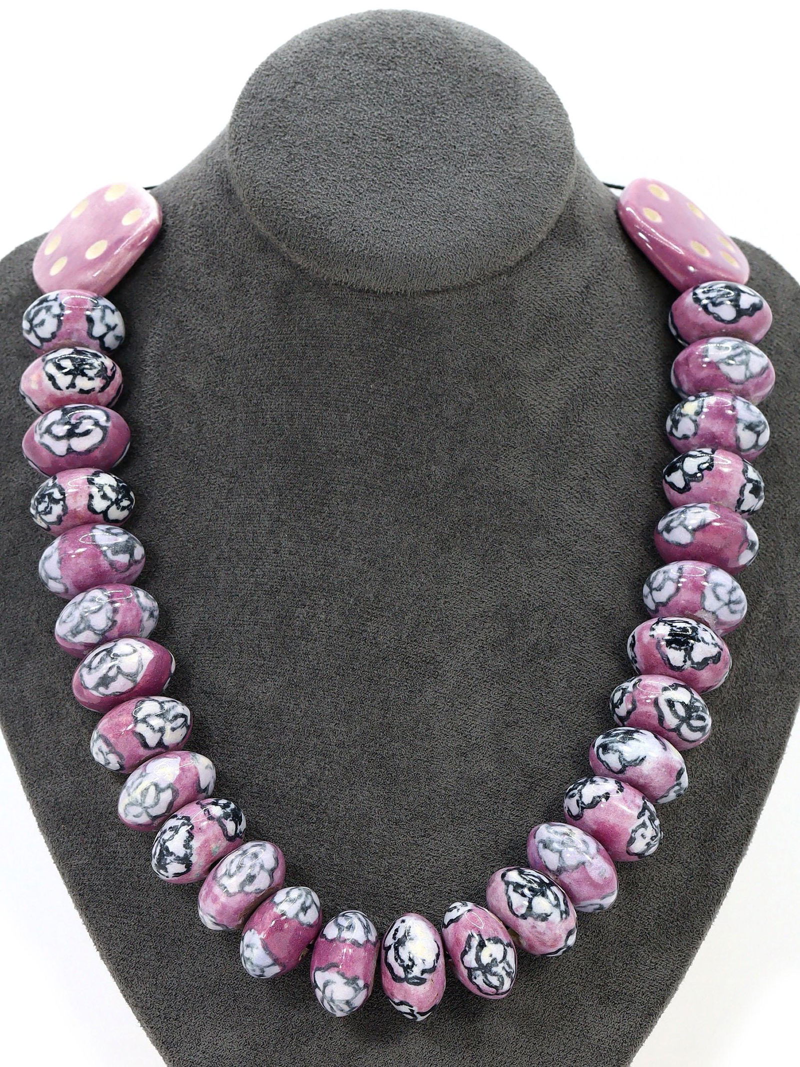 Murano Millefiori Glass Paperweights Venetian Art Glass Beads Necklace: Length: 17 21/64 inches Thousand Planet Auction House Season 2 Asian Treasure Hunt Auction, auction including Abstract Oil Painting, Sculptures & Carvings, Statues & Statuettes, Bust Carving, Signet R