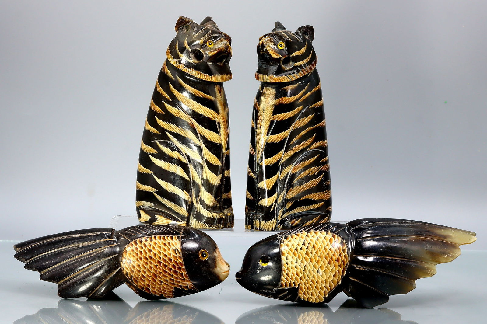 Group of 4 Handmade Ox Horn Carving Gold Fish & Tigers Animal Figurines & Miniatures: 6x11.5cm Weight: 383 grams (Before Packing) Thousand Planet Auction House Season 4: Ten2Go August Collection Auction. A bargain hunter's, fixer-upper's, and pack-rat's dream come true! Our Ten2Go "war