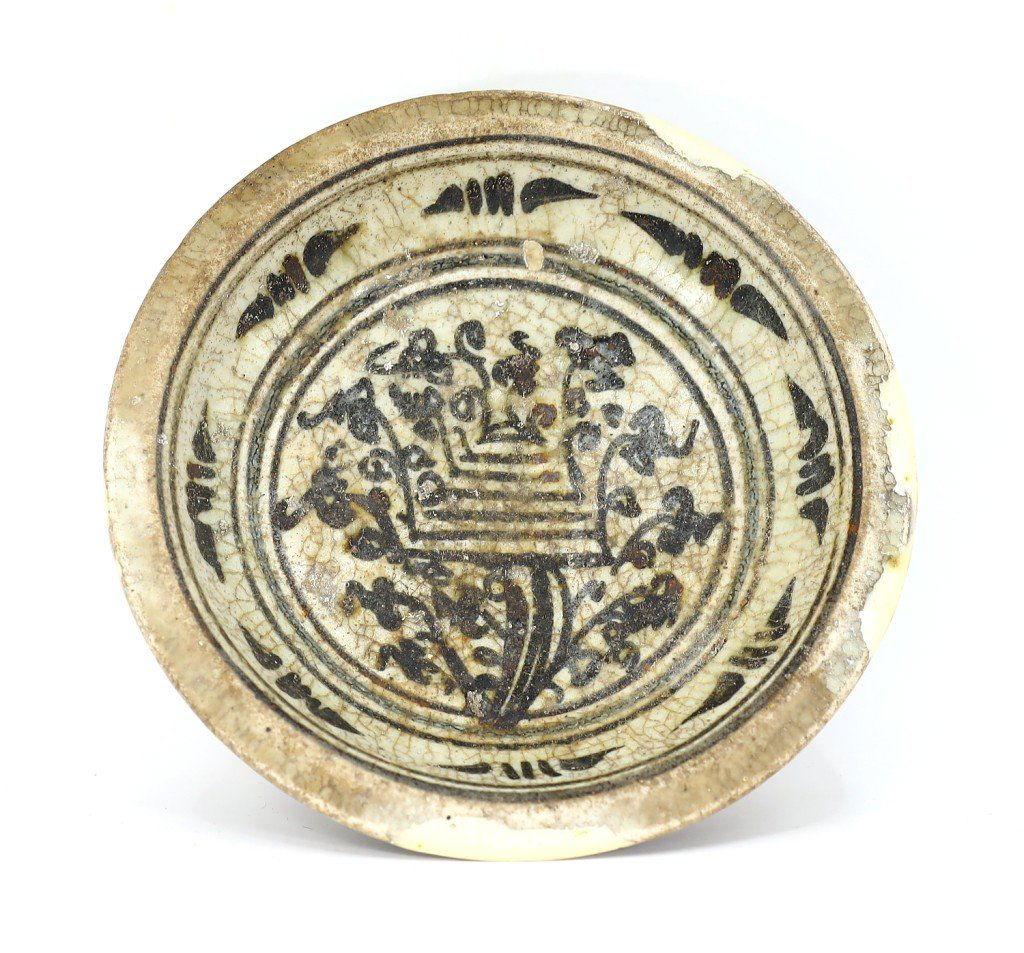 Antique 13th-15th Century Southeast Asian Sukhothai Period Sangkhalok Tray with Pedestal: 4x12cm Weight: 236 grams (Before Packing) Thousand Planet Auction House Season 4: Ten2Go August Collection Auction. A bargain hunter's, fixer-upper's, and pack-rat's dream come true! Our Ten2Go "wareh