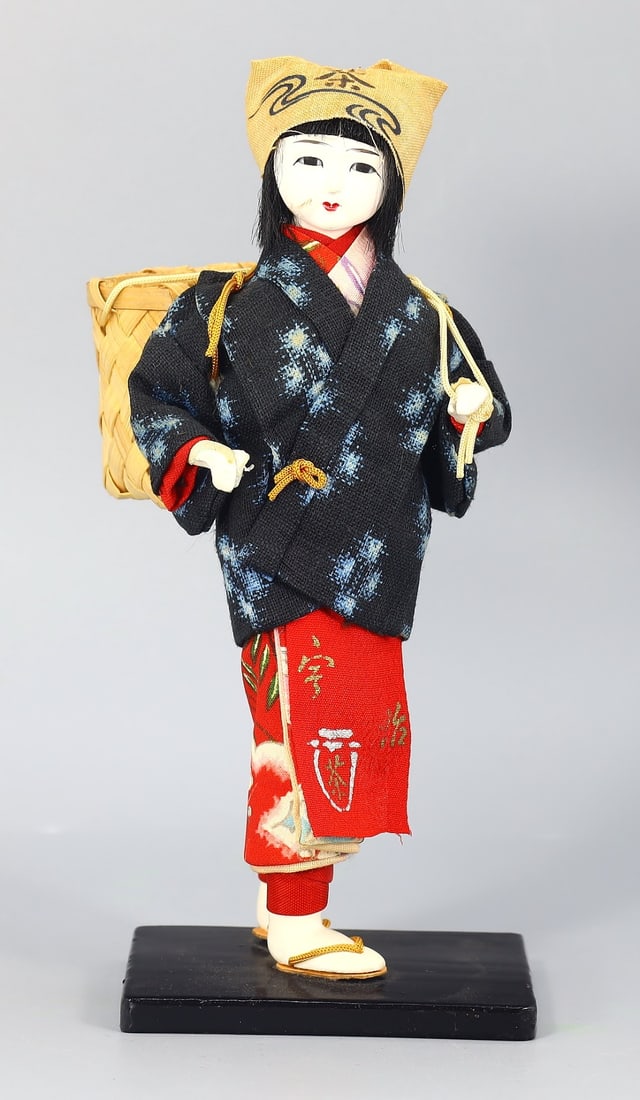 Vintage Japanese Geisha Girl Doll: 7.5x17cm Weight: 55 grams (Before Packing) Thousand Planet Auction House Season 4: Ten2Go August Collection Auction. A bargain hunter's, fixer-upper's, and pack-rat's dream come true! Our Ten2Go "ware