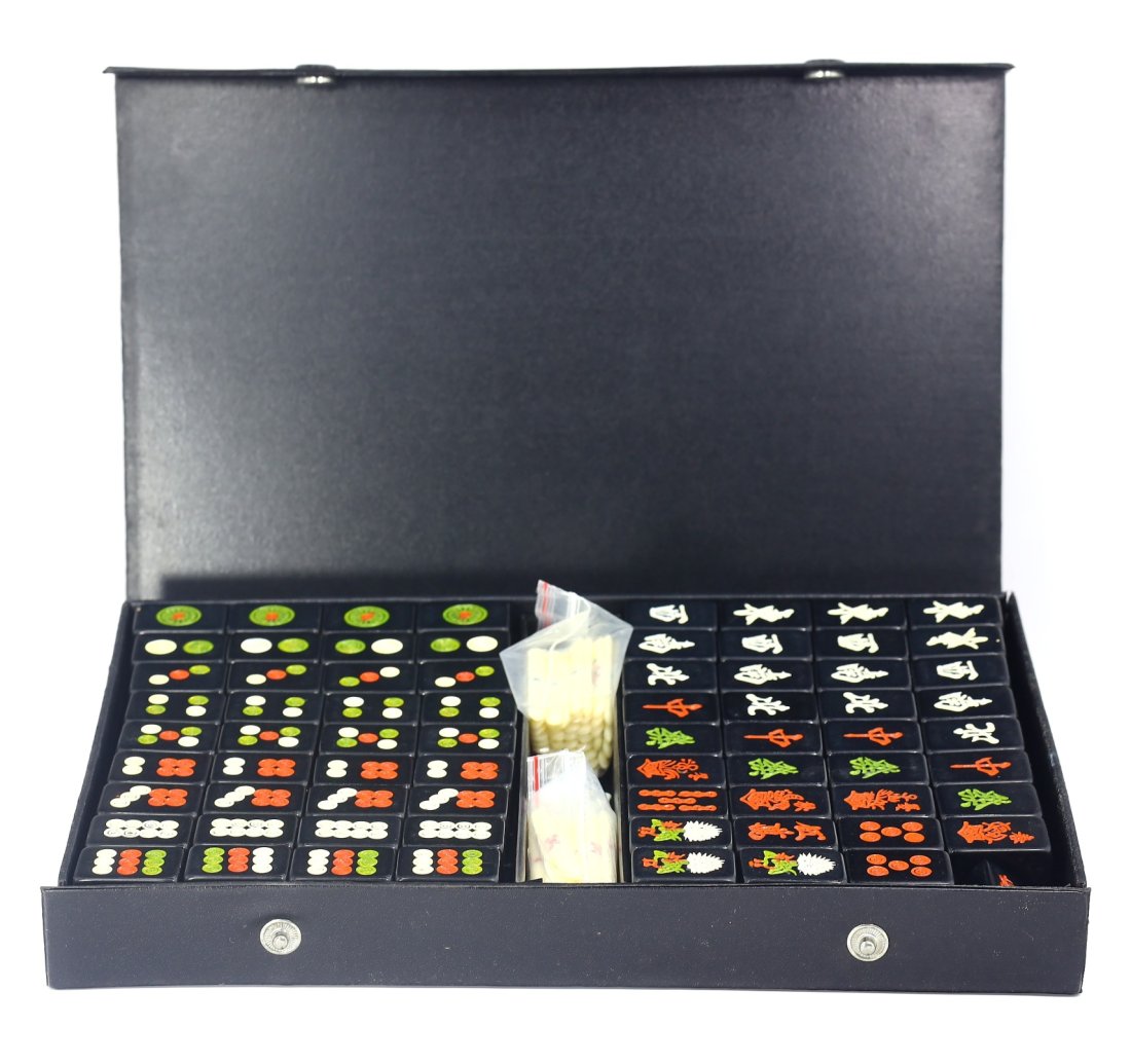 Vintage Chinese Japanese Mahjong Set: 26x17.5cm Weight: 1460 grams (Before Packing) Thousand Planet Auction House Season 4: Ten2Go August Collection Auction. A bargain hunter's, fixer-upper's, and pack-rat's dream come true! Our Ten2Go "w