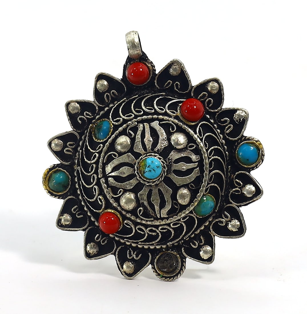 Vintage Tibetan Turquoise Coral Inlay Pendant Locket: 4x4cm Weight: 10 grams (Before Packing) Thousand Planet Auction House Season 4: Ten2Go August Collection Auction. A bargain hunter's, fixer-upper's, and pack-rat's dream come true! Our Ten2Go "warehou