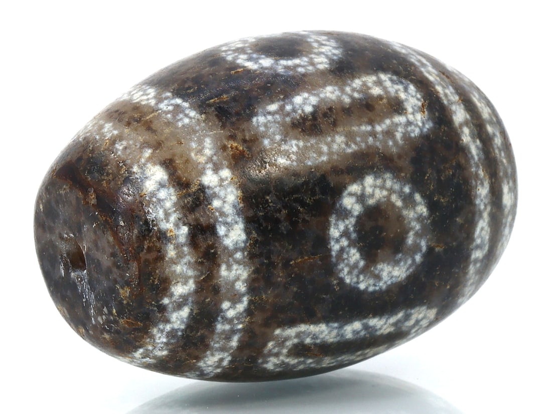 A Chinese Tibetan Etched Agate Chung Eyes dZi Bead: 25x35mm Weight: 167 carat (Before Packing) Thousand Planet Auction House Season 5: Ten2Go Antique Beads Collection Auction. A bargain hunter's, fixer-upper's, and pack-rat's dream come true! Our Ten2G