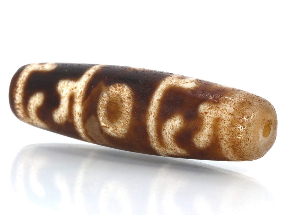 A Chinese Tibetan Etched Agate Chung Eyes dZi Bead: 15x58mm Weight: 112 carat (Before Packing) Thousand Planet Auction House Season 5: Ten2Go Antique Beads Collection Auction. A bargain hunter's, fixer-upper's, and pack-rat's dream come true! Our Ten2G
