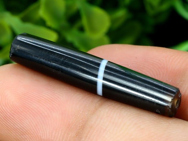 Antique Vintage Old Agate Carnelian Beads: 39x7.6mm Weight: 20.5 carat (Before Packing) Thousand Planet Auction House Season 5: Ten2Go Antique Beads Collection Auction. A bargain hunter's, fixer-upper's, and pack-rat's dream come true! Our Ten