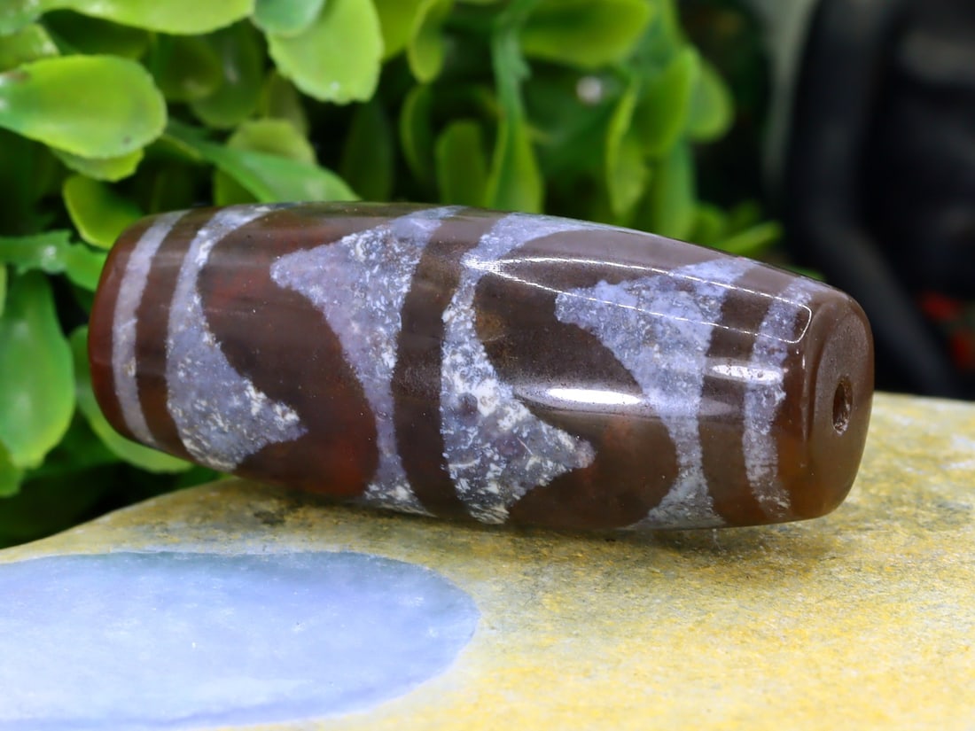 A Chinese Tibetan Etched Agate Chung Toger Tooth Bead: 18x45mm Weight: 123 carat (Before Packing) Thousand Planet Auction House Season 5: Ten2Go Antique Beads Collection Auction. A bargain hunter's, fixer-upper's, and pack-rat's dream come true! Our Ten2G