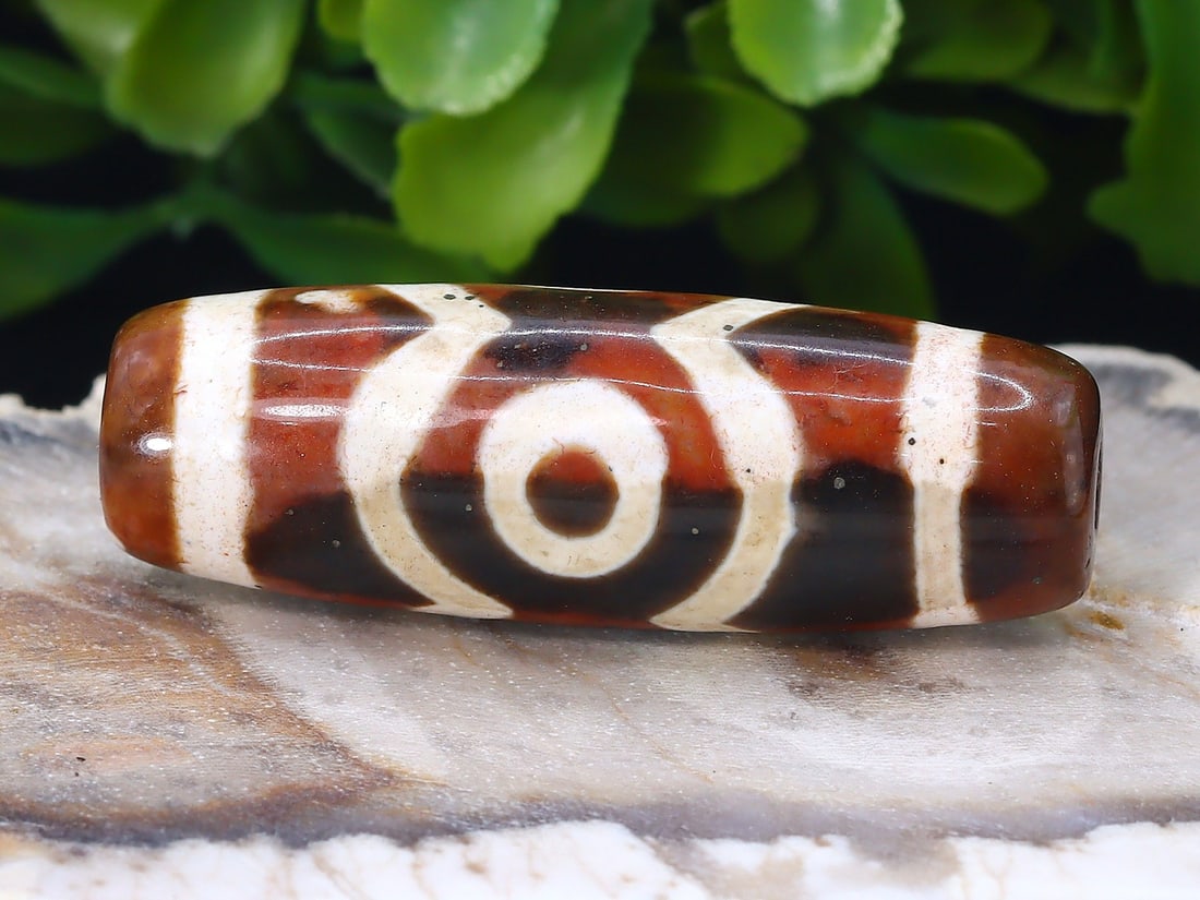 A Chinese Tibetan Etched Agate Chung Eyes dZi Bead: 12x37mm Weight: 47 carat (Before Packing) Thousand Planet Auction House Season 5: Ten2Go Antique Beads Collection Auction. A bargain hunter's, fixer-upper's, and pack-rat's dream come true! Our Ten2Go
