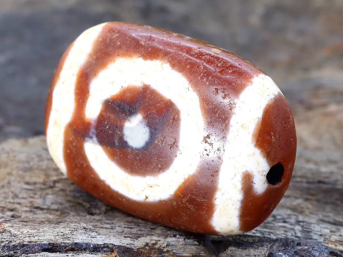 A Chinese Tibetan Etched Agate Chung Eyes dZi Bead: 22x33mm Weight: 74 carat (Before Packing) Thousand Planet Auction House Season 5: Ten2Go Antique Beads Collection Auction. A bargain hunter's, fixer-upper's, and pack-rat's dream come true! Our Ten2Go