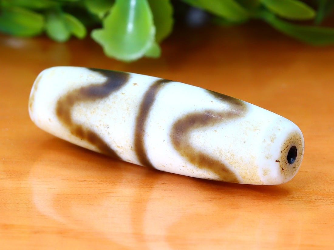 A Chinese Tibetan Etched Agate Tiger Tooth dZi Bead: 13x43mm Weight: 61 carat (Before Packing) Thousand Planet Auction House Season 5: Ten2Go Antique Beads Collection Auction. A bargain hunter's, fixer-upper's, and pack-rat's dream come true! Our Ten2Go