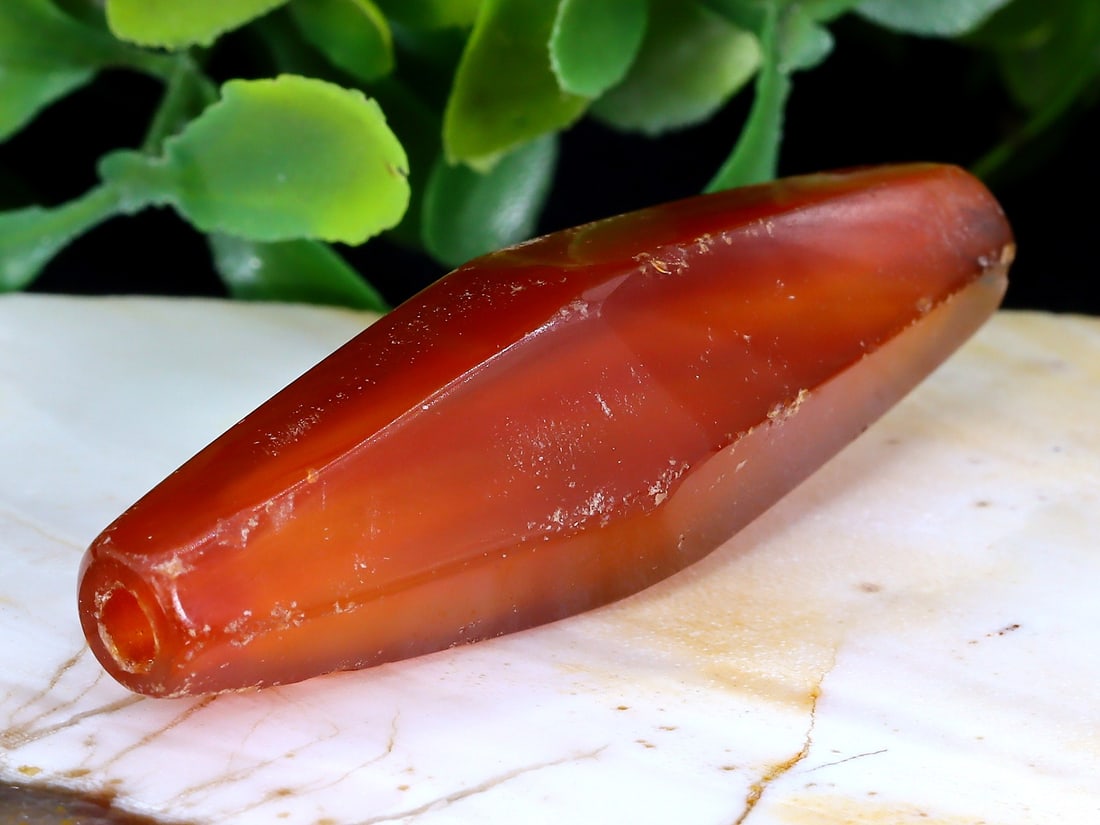 Antique Vintage Old Agate Carnelian Bead: 41x12.6mm Weight: 35 carat (Before Packing) Thousand Planet Auction House Season 5: Ten2Go Antique Beads Collection Auction. A bargain hunter's, fixer-upper's, and pack-rat's dream come true! Our Ten2