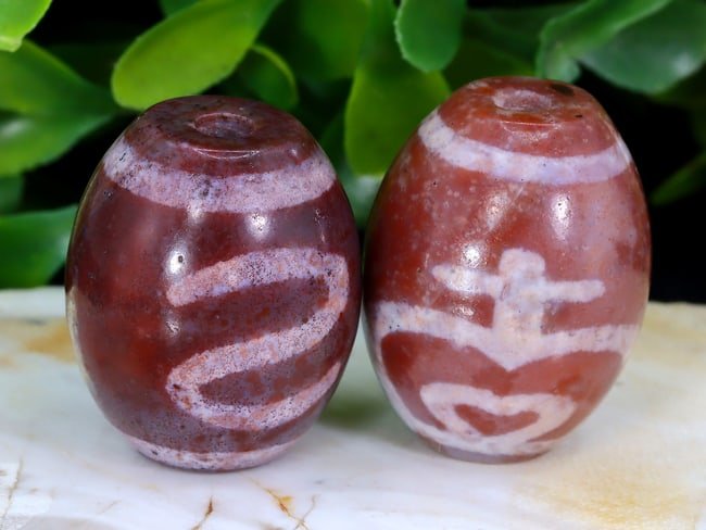 A Chinese Tibetan Barrel Shaped Etched Agate Chung dZi Bead: 19.3x15.4mm Weight: 64 carat (Before Packing) Thousand Planet Auction House Season 5: Ten2Go Antique Beads Collection Auction. A bargain hunter's, fixer-upper's, and pack-rat's dream come true! Our Te