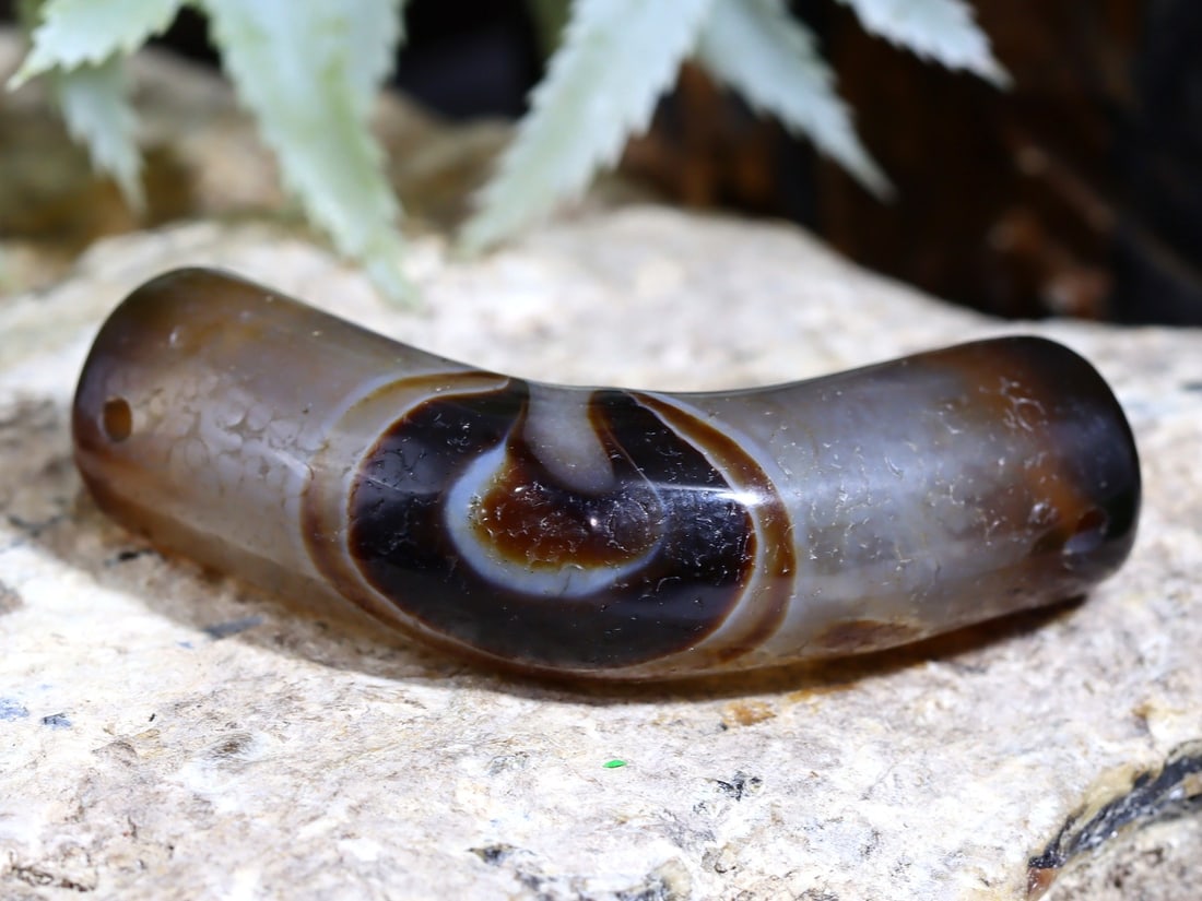 Antique Vintage Old Tibetan Bow Shaped Banded Agate Eye Bead: 25x51mm Weight: 103 carat (Before Packing) Thousand Planet Auction House Season 5: Ten2Go Antique Beads Collection Auction. A bargain hunter's, fixer-upper's, and pack-rat's dream come true! Our Ten2G