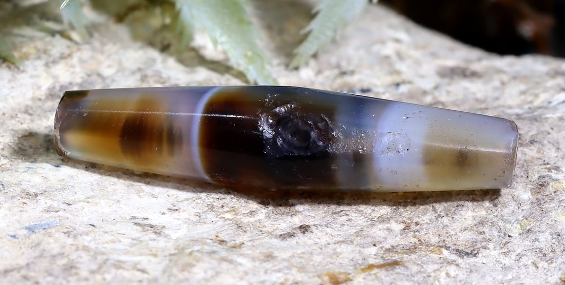 Antique Vintage Old Tibetan Pyu Striped Agate Bead: 39.5x8.7mm Weight: 21 carat (Before Packing) Thousand Planet Auction House Season 5: Ten2Go Antique Beads Collection Auction. A bargain hunter's, fixer-upper's, and pack-rat's dream come true! Our Ten