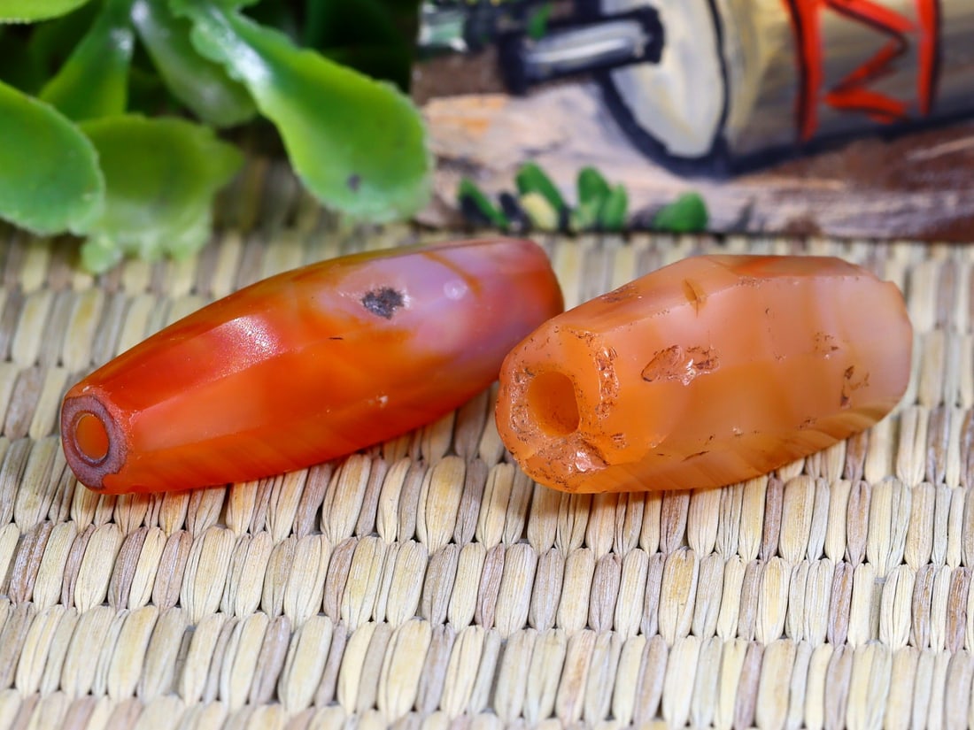 Antique Vintage Old Agate Carnelian Beads: 31x9.2mm Weight: 38.3 carat (Before Packing) Thousand Planet Auction House Season 5: Ten2Go Antique Beads Collection Auction. A bargain hunter's, fixer-upper's, and pack-rat's dream come true! Our Ten