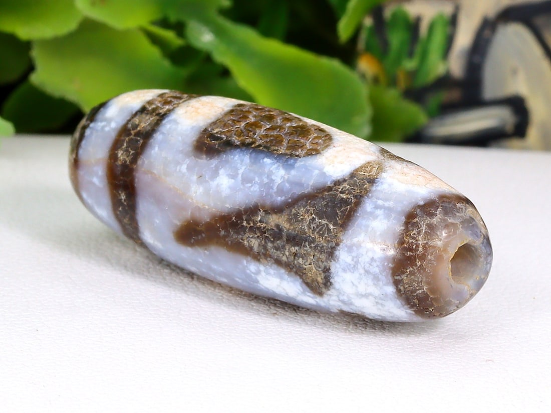 A Chinese Tibetan Etched Agate Chung Eyes dZi Bead: 32x11.9mm Weight: 33 carat (Before Packing) Thousand Planet Auction House Season 5: Ten2Go Antique Beads Collection Auction. A bargain hunter's, fixer-upper's, and pack-rat's dream come true! Our Ten2
