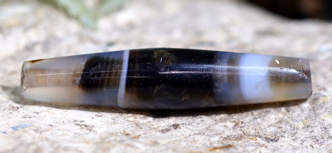 Antique Vintage Old Tibetan Pyu Striped Agate Bead: 42.1x8.6mm Weight: 23 carat (Before Packing) Thousand Planet Auction House Season 5: Ten2Go Antique Beads Collection Auction. A bargain hunter's, fixer-upper's, and pack-rat's dream come true! Our Ten