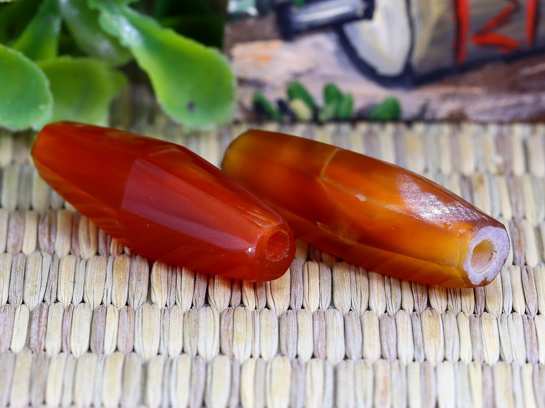 Antique Vintage Old Agate Carnelian Beads: 30.4x9.2mm Weight: 32.2 carat (Before Packing) Thousand Planet Auction House Season 5: Ten2Go Antique Beads Collection Auction. A bargain hunter's, fixer-upper's, and pack-rat's dream come true! Our T
