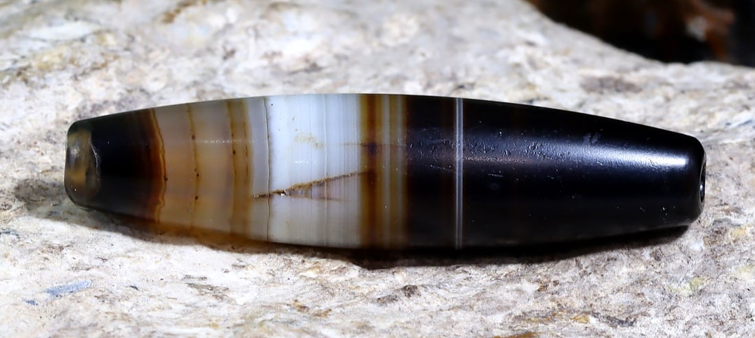 Antique Vintage Old Tibetan Pyu Striped Agate Bead: 41.9x10.1mm Weight: 29.5 carat (Before Packing) Thousand Planet Auction House Season 5: Ten2Go Antique Beads Collection Auction. A bargain hunter's, fixer-upper's, and pack-rat's dream come true! Our
