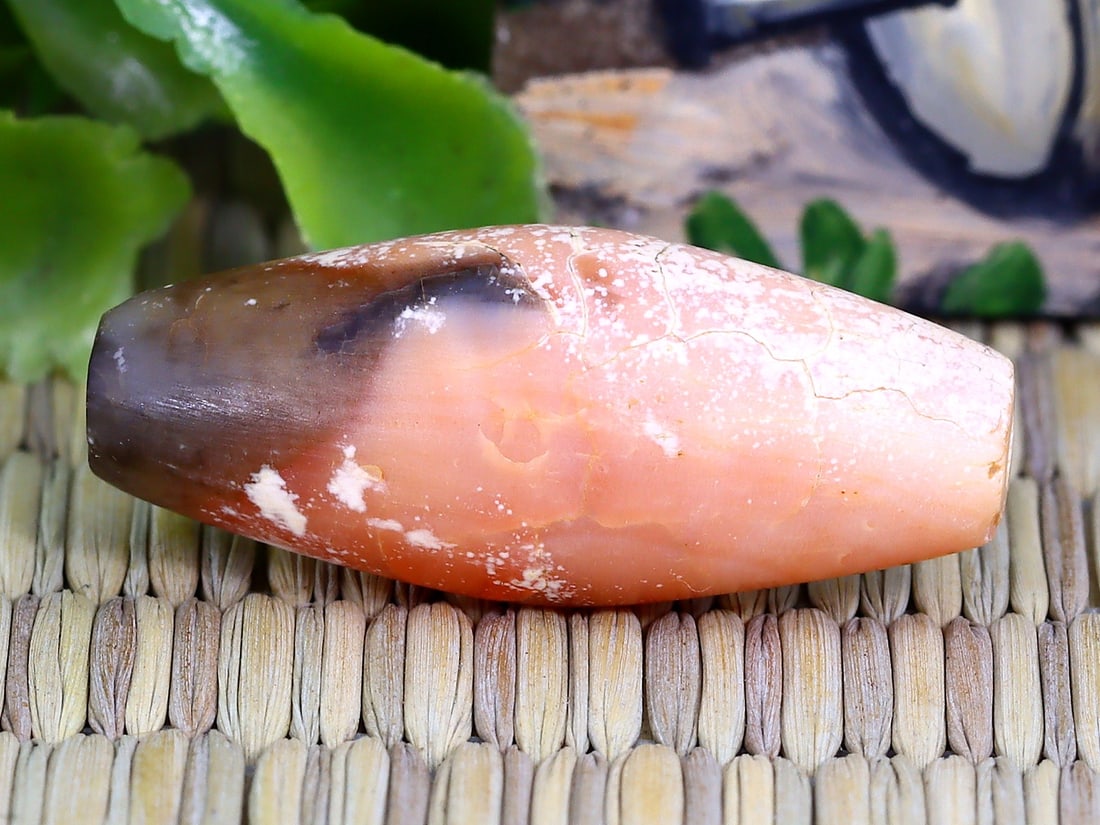 Antique Vintage Old Agate Carnelian Bead: 25.5x10.6mm Weight: 16 carat (Before Packing) Thousand Planet Auction House Season 5: Ten2Go Antique Beads Collection Auction. A bargain hunter's, fixer-upper's, and pack-rat's dream come true! Our Te