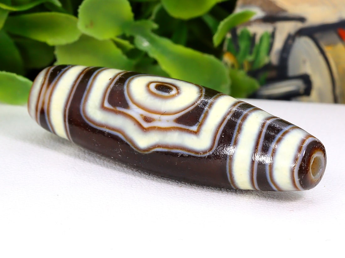 A Chinese Tibetan Etched Agate Chung Eyes dZi Bead: 42.3x12.2mm Weight: 44.5 carat (Before Packing) Thousand Planet Auction House Season 5: Ten2Go Antique Beads Collection Auction. A bargain hunter's, fixer-upper's, and pack-rat's dream come true! Our