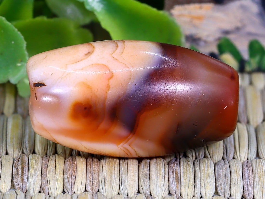 Antique Vintage Old Agate Carnelian Bead: 21.5x11.8mm Weight: 19 carat (Before Packing) Thousand Planet Auction House Season 5: Ten2Go Antique Beads Collection Auction. A bargain hunter's, fixer-upper's, and pack-rat's dream come true! Our Te