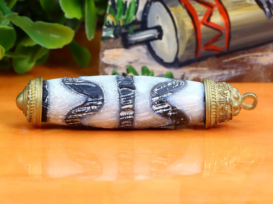A Chinese Tibetan Tiger Teeth dZi Bead Pendant Locket: 49.7x11.1mm Weight: 46 carat (Before Packing) Thousand Planet Auction House Season 5: Ten2Go Antique Beads Collection Auction. A bargain hunter's, fixer-upper's, and pack-rat's dream come true! Our Te
