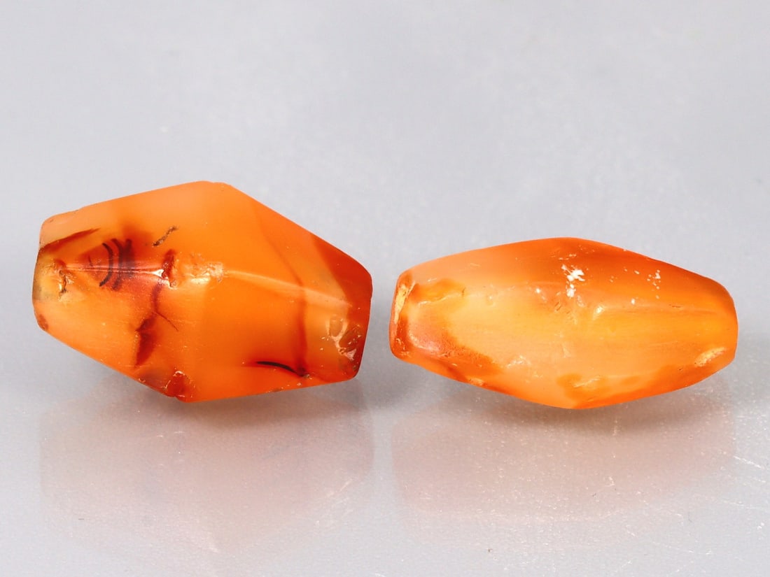 Antique Vintage Old Agate Carnelian Beads: 15.8x8.7mm Weight: 13.5 carat (Before Packing) Thousand Planet Auction House Season 5: Ten2Go Antique Beads Collection Auction. A bargain hunter's, fixer-upper's, and pack-rat's dream come true! Our T