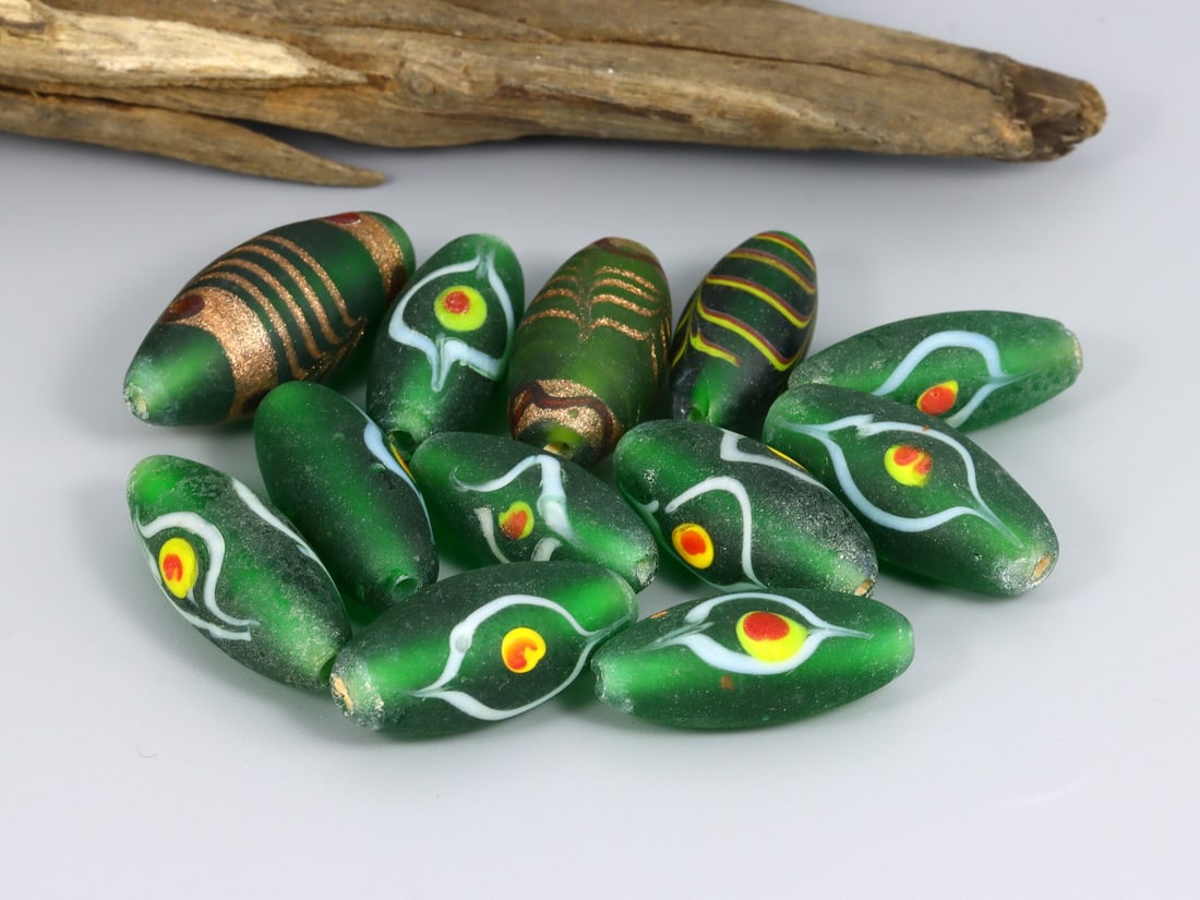 Collection of Lampwork Glass Bead Art Glass Paperweight: 32.6x14.3mm Weight: 61.7 gaems (Before Packing) Thousand Planet Auction House Season 5: Ten2Go Antique Beads Collection Auction. A bargain hunter's, fixer-upper's, and pack-rat's dream come true! Our