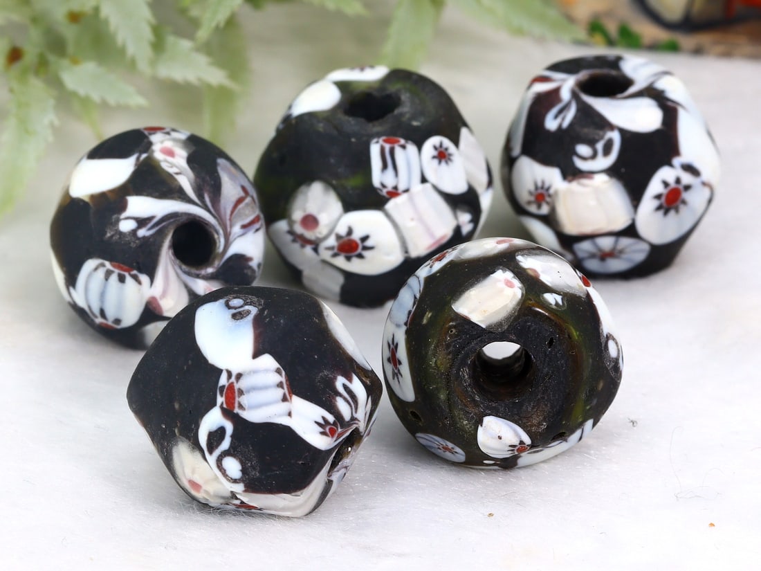 Collection of Lampwork Glass Bead Art Glass Paperweight: 25x21.2mm Weight: 76 gaems (Before Packing) Thousand Planet Auction House Season 5: Ten2Go Antique Beads Collection Auction. A bargain hunter's, fixer-upper's, and pack-rat's dream come true! Our Ten2