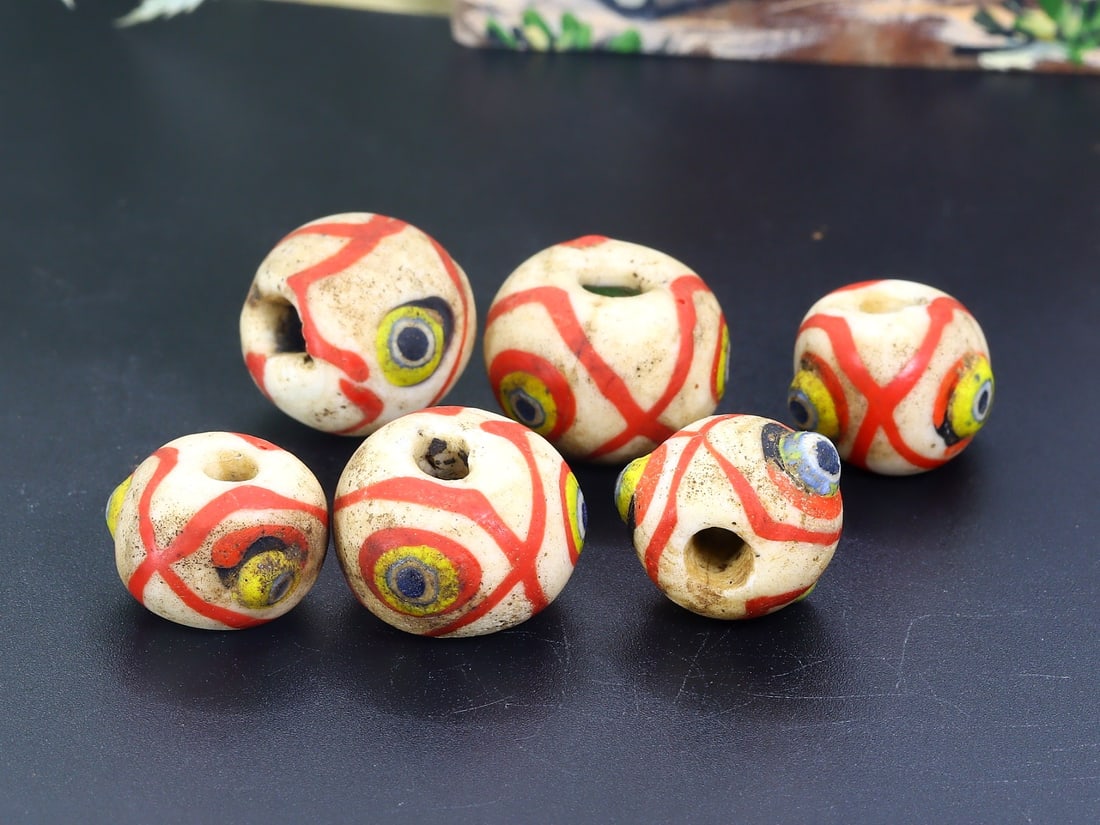 Collection of Lampwork Glass Bead Art Glass Paperweight: 19.5x14.6mm Weight: 35 grams (Before Packing) Thousand Planet Auction House Season 5: Ten2Go Antique Beads Collection Auction. A bargain hunter's, fixer-upper's, and pack-rat's dream come true! Our Te