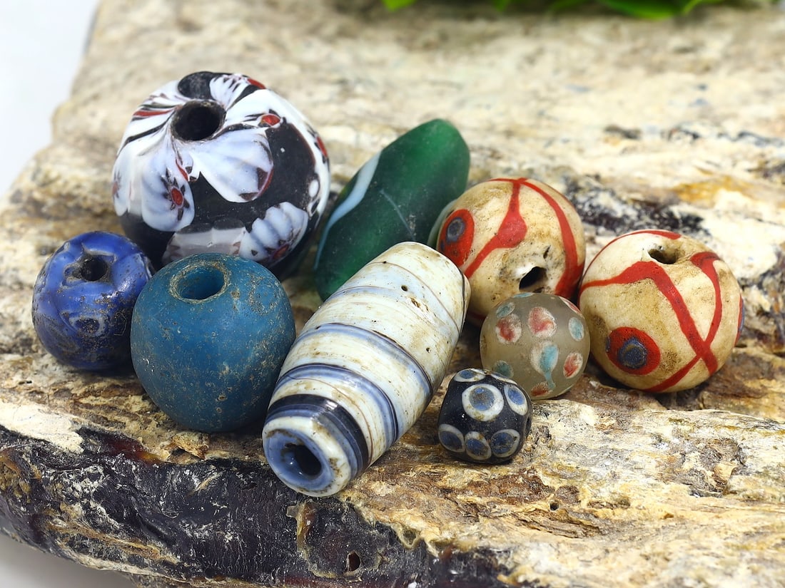 Collection of Lampwork Glass Bead Art Glass Paperweight: 24.4x20.8mm Weight: 59 grams (Before Packing) Thousand Planet Auction House Season 5: Ten2Go Antique Beads Collection Auction. A bargain hunter's, fixer-upper's, and pack-rat's dream come true! Our Te